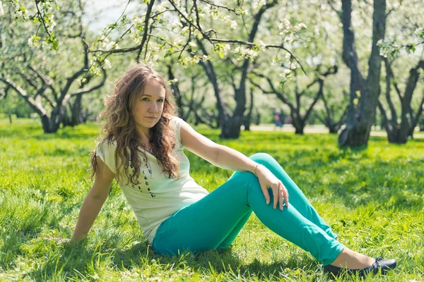 Girl on green grass. — Stock Photo, Image