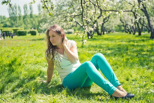 Ragazza su erba verde . — Foto Stock