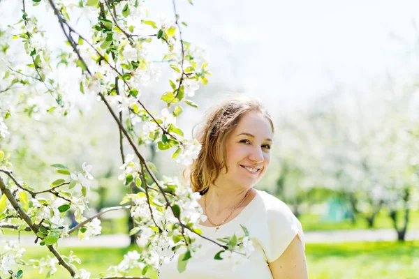 Flicka med apple blossom — Stockfoto