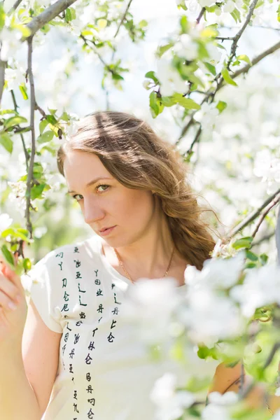 苹果树上的花的女孩 — 图库照片
