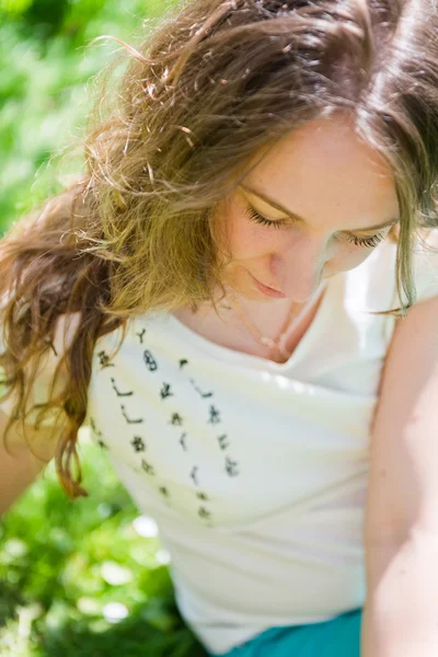 Mujer joven al aire libre —  Fotos de Stock