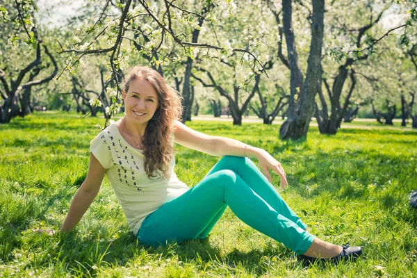 Girl on green grass. — Stock Photo, Image