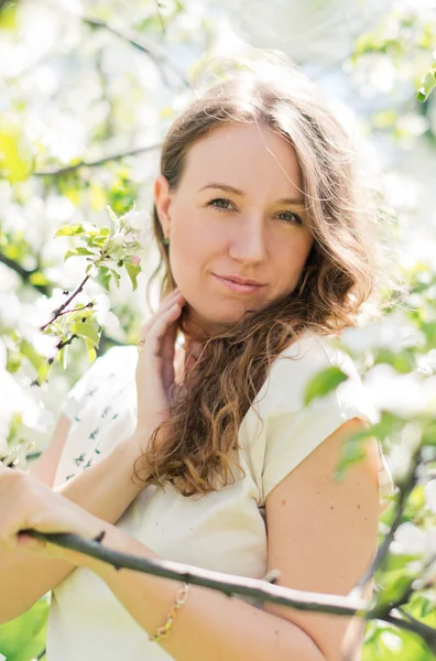 Fille avec fleur de pomme — Photo