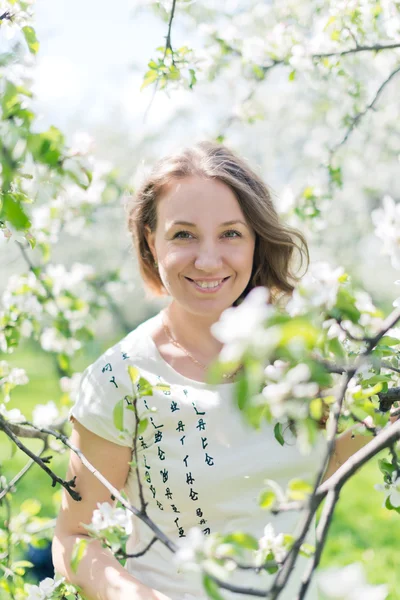 Flicka med apple blossom — Stockfoto