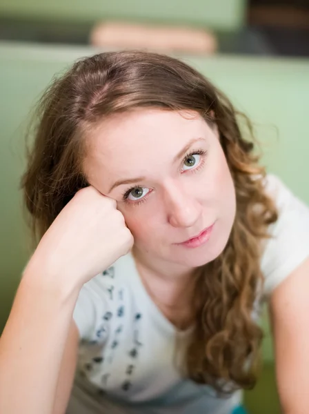 Portret van een mooie brunette close-up — Stockfoto