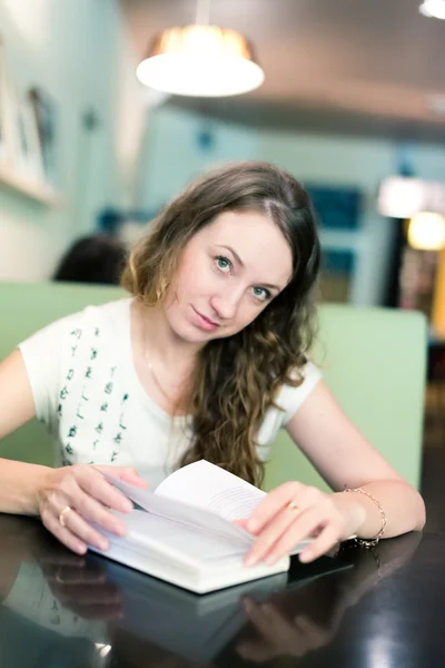 Lady reads book at the cafe — Stock Photo, Image