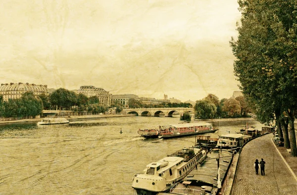 El río Sena en París en un día nublado —  Fotos de Stock