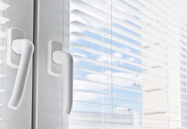 Beyaz kanepe ile pencere