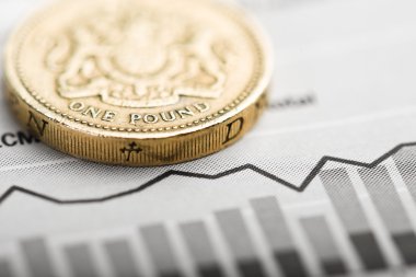 bir İngiliz Lirası para dalgalanan grafik üzerinde.