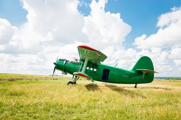 Altes Flugzeug auf grünem Gras — Stockfoto