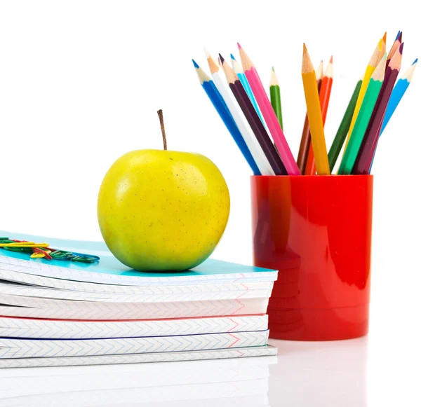 Cuadernos, lápices y manzanas . — Foto de Stock