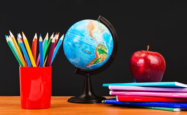 Globe, notebook stack and pencils. — Stock Photo, Image