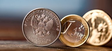 Rus rublesi, Dolar ve Euro. 