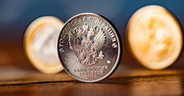 Moneda Del Rublo Ruso Entre Dólar Euro — Foto de Stock