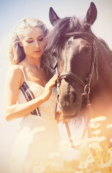 Schoonheid met paard — Stockfoto