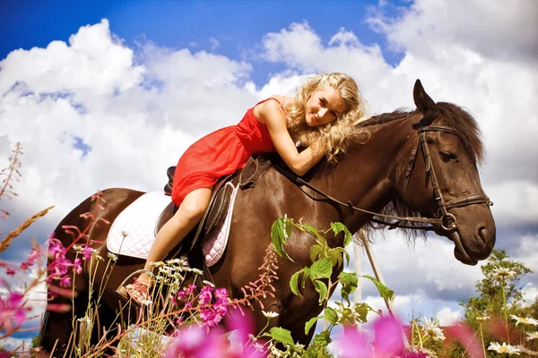 Beleza a cavalo — Fotografia de Stock