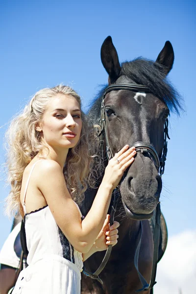 Schönheit mit Pferd — Stockfoto