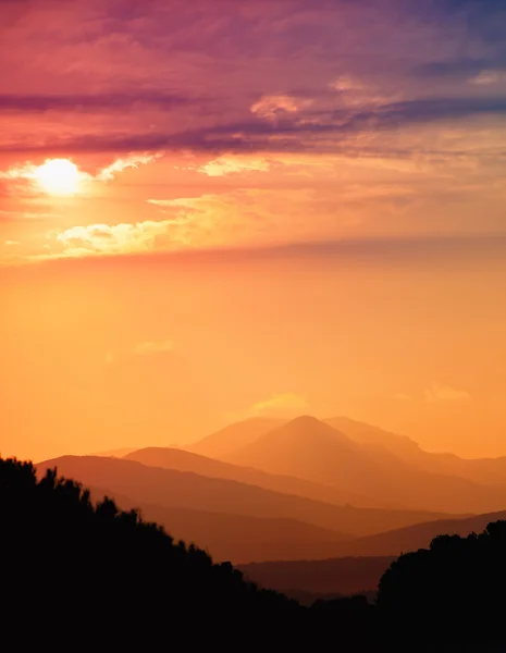 Прекрасний захід сонця в горах Стокове Фото