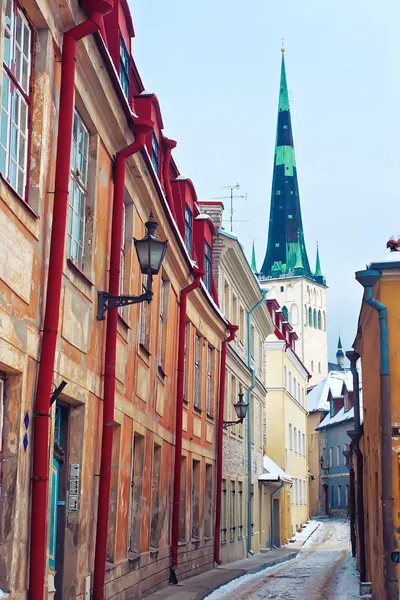 Strada medievale nel centro storico di Tallinn — Foto Stock