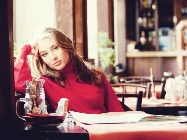 Kafede güzel bir kadın — Stok fotoğraf