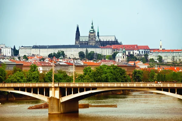 Visa till Pragborgen och bridge — Stockfoto