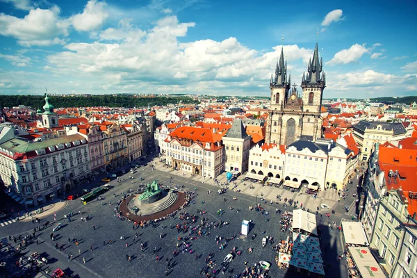Prag eski şehir Meydanı ve tyn kiliseye göster — Stok fotoğraf