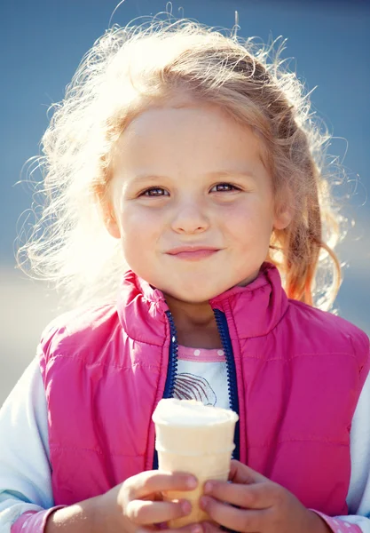 Petite fille avec crème glacée — Photo