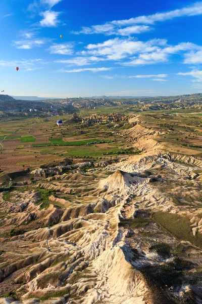 Hete lucht ballon vliegen over cappadocië, kalkoen — Stockfoto