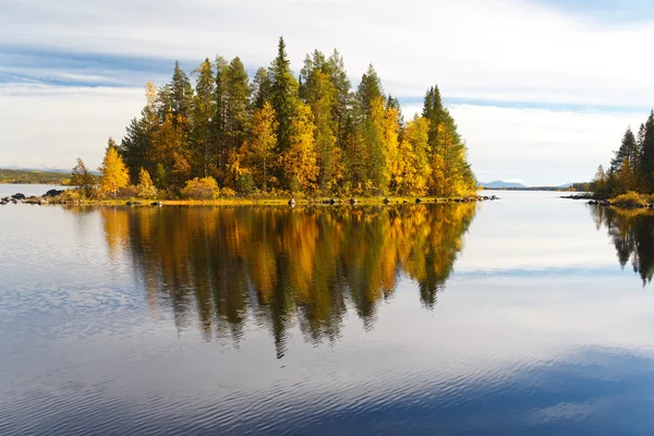 Paisaje otoñal con un reflejo en el lago —  Fotos de Stock