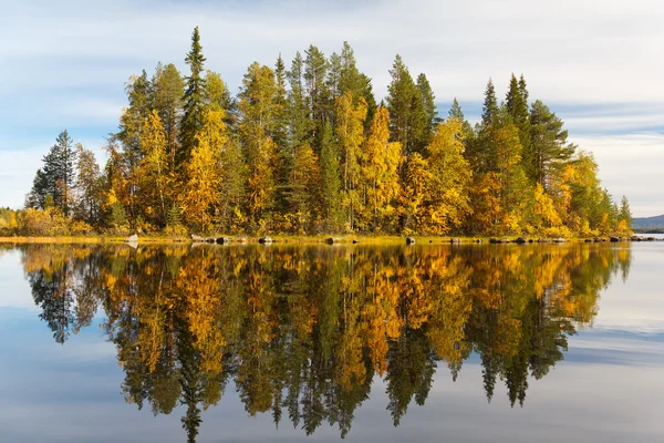 Paesaggio autunnale con riflesso nel lago — Foto Stock