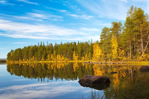 Höstlandskap med en reflektion i sjön — Stockfoto