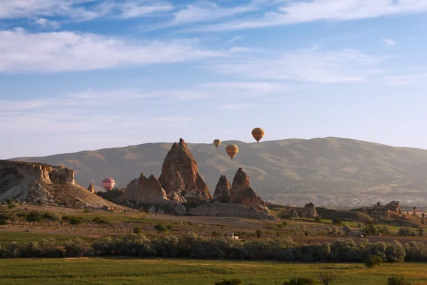 Αερόστατο θερμού αέρα που πετάει πάνω από cappadocia, γαλοπούλα — Φωτογραφία Αρχείου