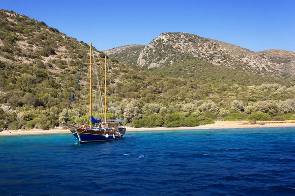 Jachtverhuur anker in een prachtige baai in de buurt van bodrum, Turkije — Stockfoto