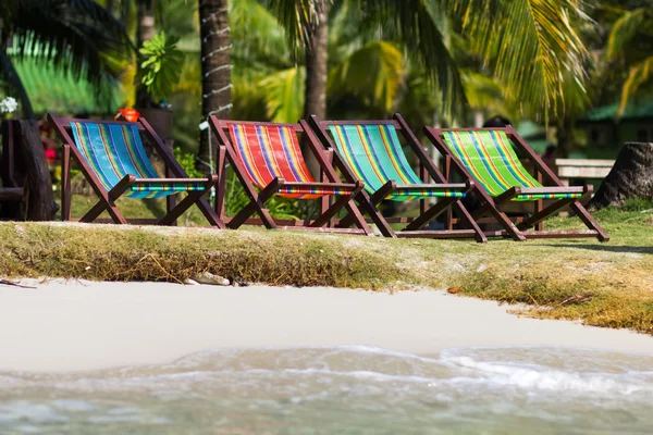 Cadeiras de praia coloridas na praia da ilha tropical, Tailândia — Fotografia de Stock