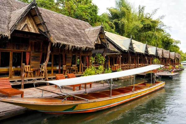 Tropical beach houses on the River Kwai in Thailand — Stock Photo, Image