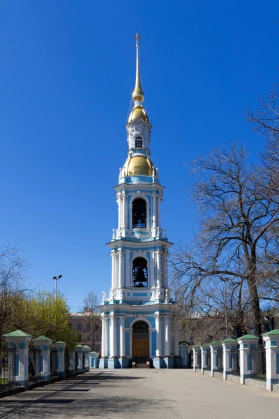 Torre de sino em St. Nicholas Naval Cathedrall, São Petersburgo, Russ — Fotografia de Stock