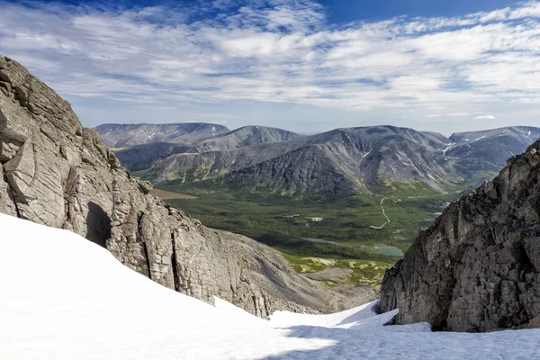 Kuzey chorrgor görünümünden geçiş Nehri Vadisi kun