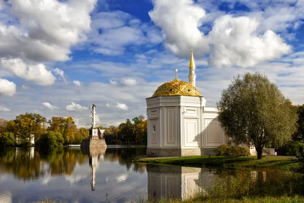 Baño turco y columna de Chesme en Catherine Park en Tsarskoye Se — Foto de Stock