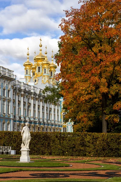 ツァールスコエ セローの公園 （プーシキン) ロシアのエカテリーナ宮殿 — ストック写真