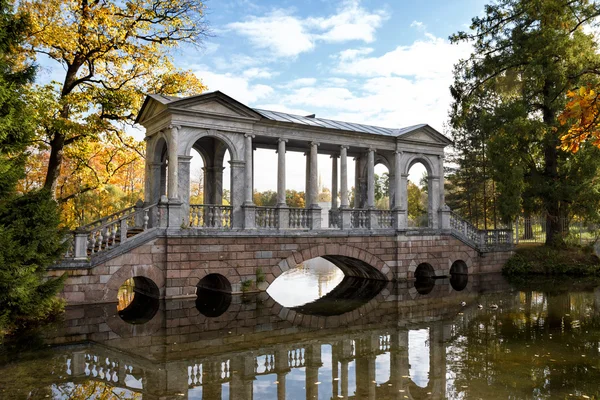 Mramorový most Kateřiny parku v Carskoje selo (Puškin), — Stock fotografie