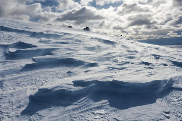 A szél és a hó a téli hegyekben — Stock Fotó