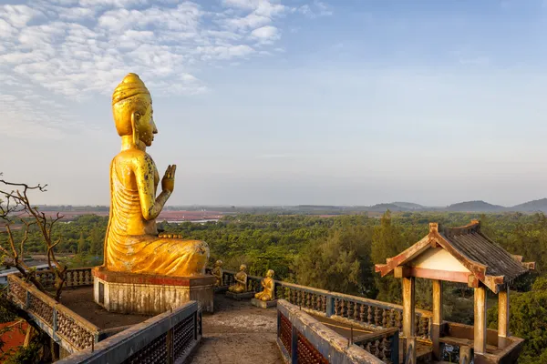 Verlaten boeddhistische tempel complex in thailand — Stockfoto