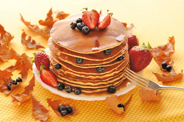 Panqueques con fresas y arándanos — Foto de Stock