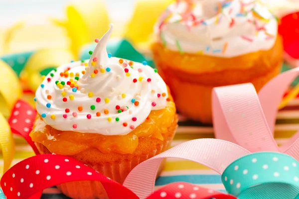 Cupcakes with whipped cream — Stock Photo, Image