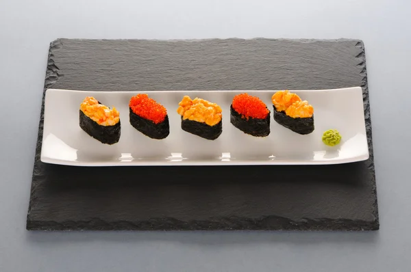 板上的寿司 — 图库照片