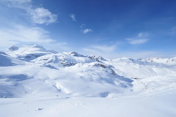 Montanhas com neve no inverno — Fotografia de Stock