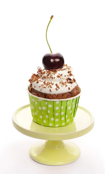 Cupcake à la crème fouettée et cerise — Photo