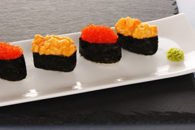 suşi plaka üzerinde