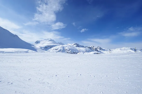 Montanhas com neve no inverno — Fotografia de Stock