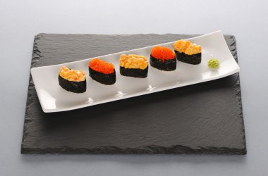 suşi plaka üzerinde